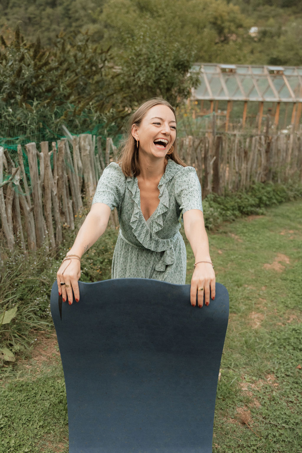 Audrey déroule son tapis de yoga en riant